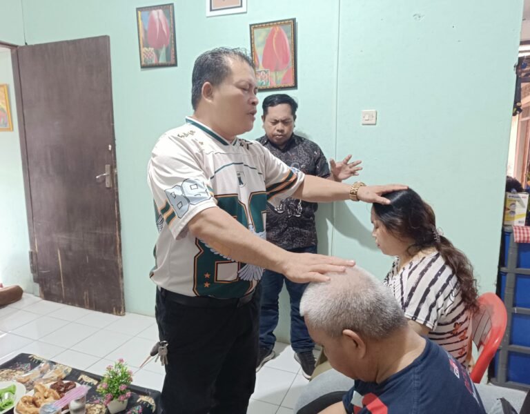 Doa Syukur Warnai Kunjungan Jemaat di Paal 4