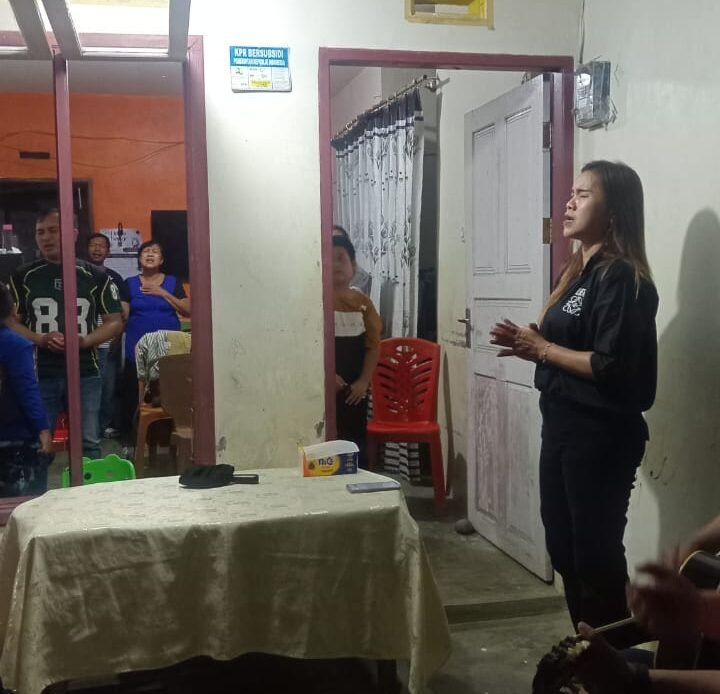 Penuh Kasih dan Doa: Care Departemen Zona 8 Rayakan Hari Istimewa Ibu Antontje dengan Ibadah di Rumah