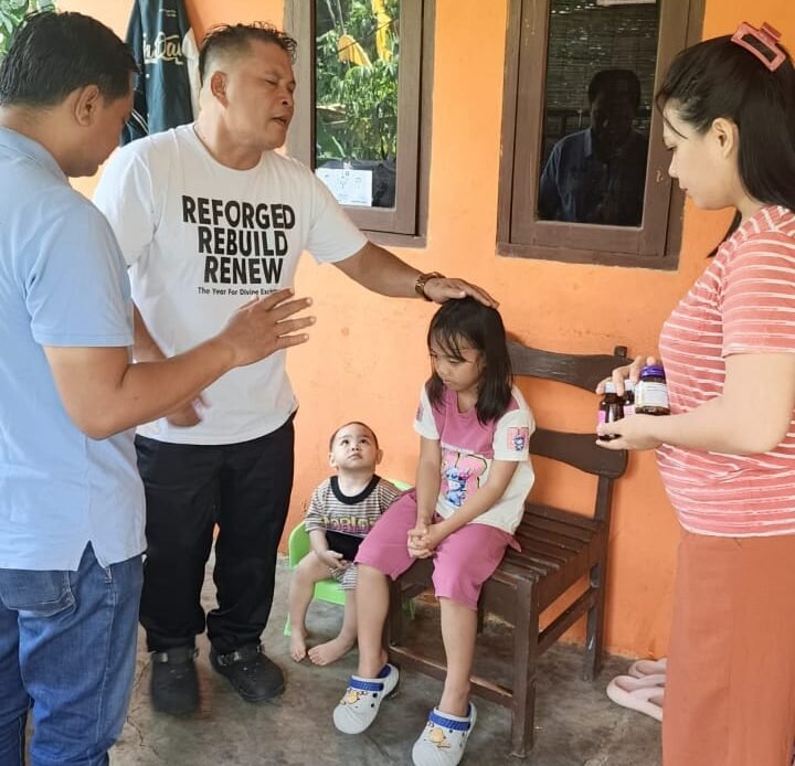 Menopang dalam Pemulihan: Pelayanan Doa Care Departemen YHS Hadir untuk Adik Calisa dan Sofie di Maumbi