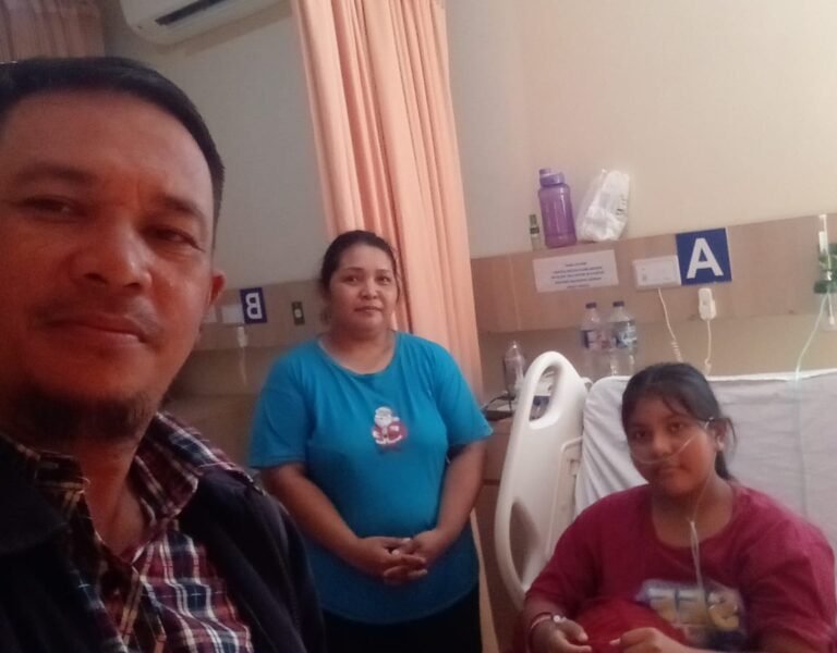 Membawa Harapan Kesembuhan: Care Departemen YHS Manado Doakan Adik Deborah di RS Awaloei